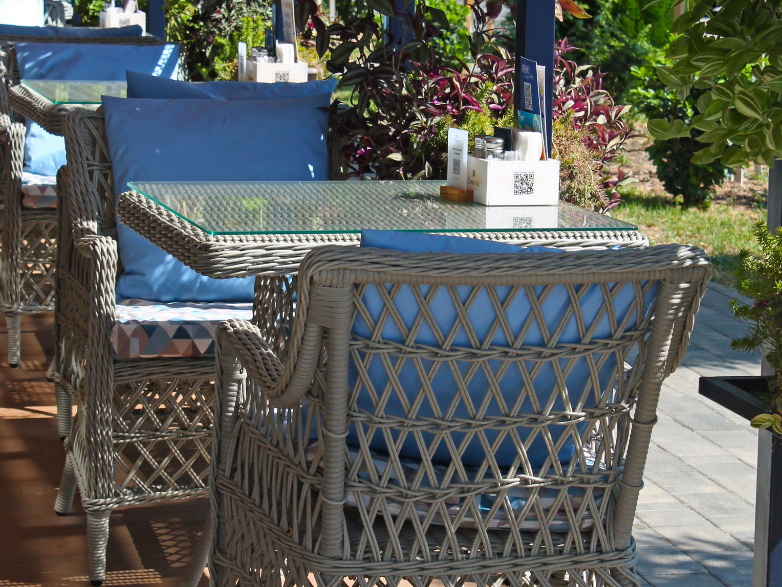 Столы и стулья Malacca на террасе