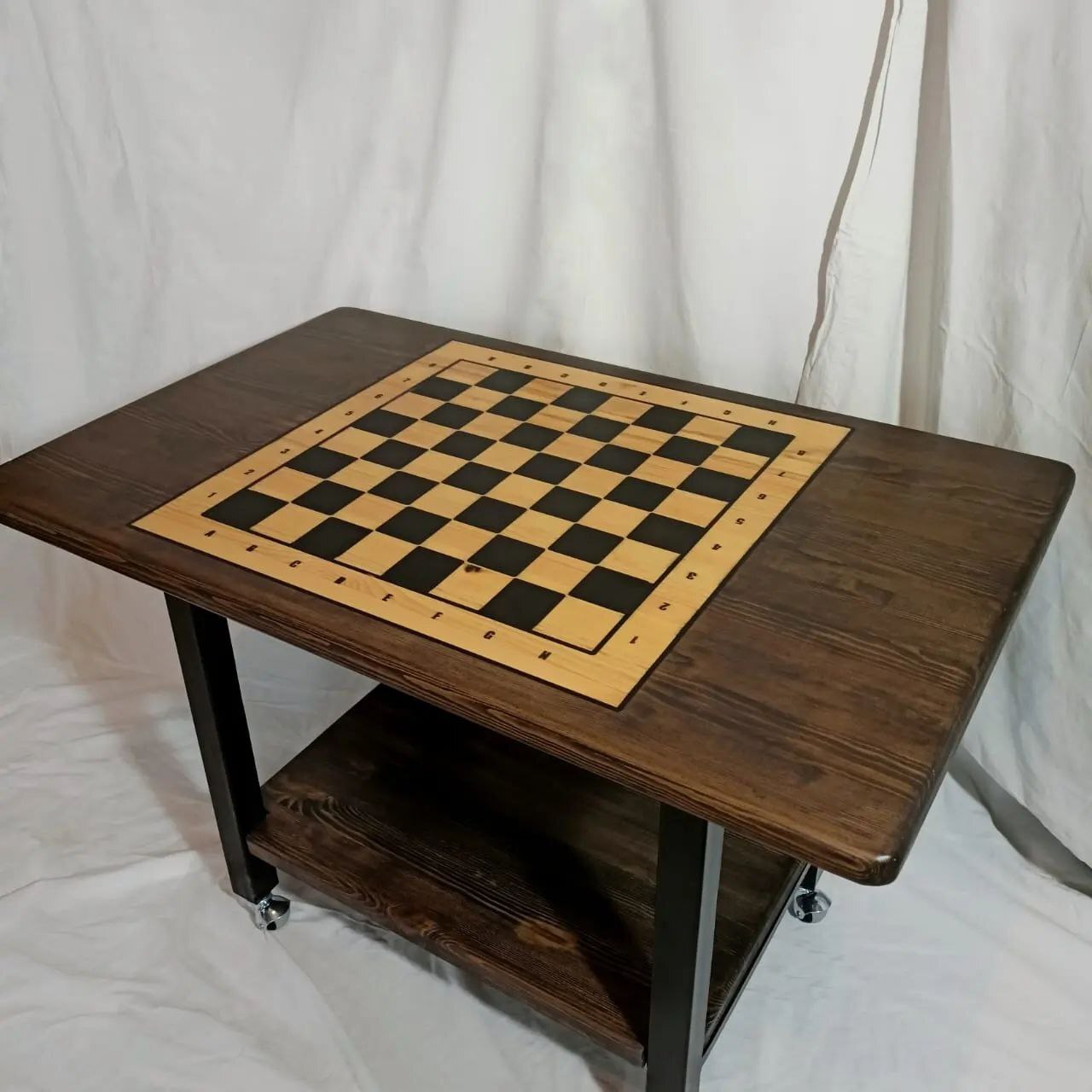 Деревянный журнальный столик в стиле лофт в интерьере современной гостиной. Мебель для дома и квартиры.