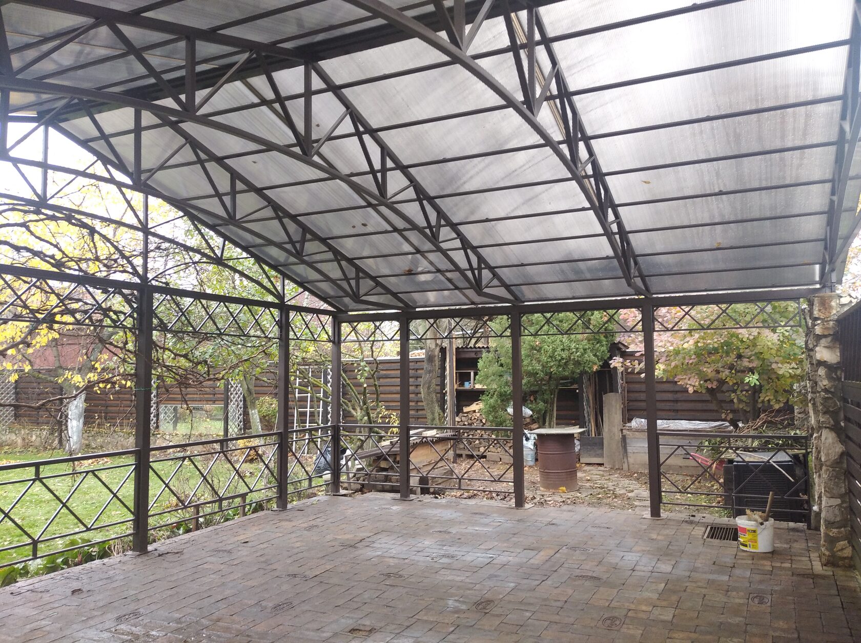 Виноград под навесом из поликарбоната недостатки