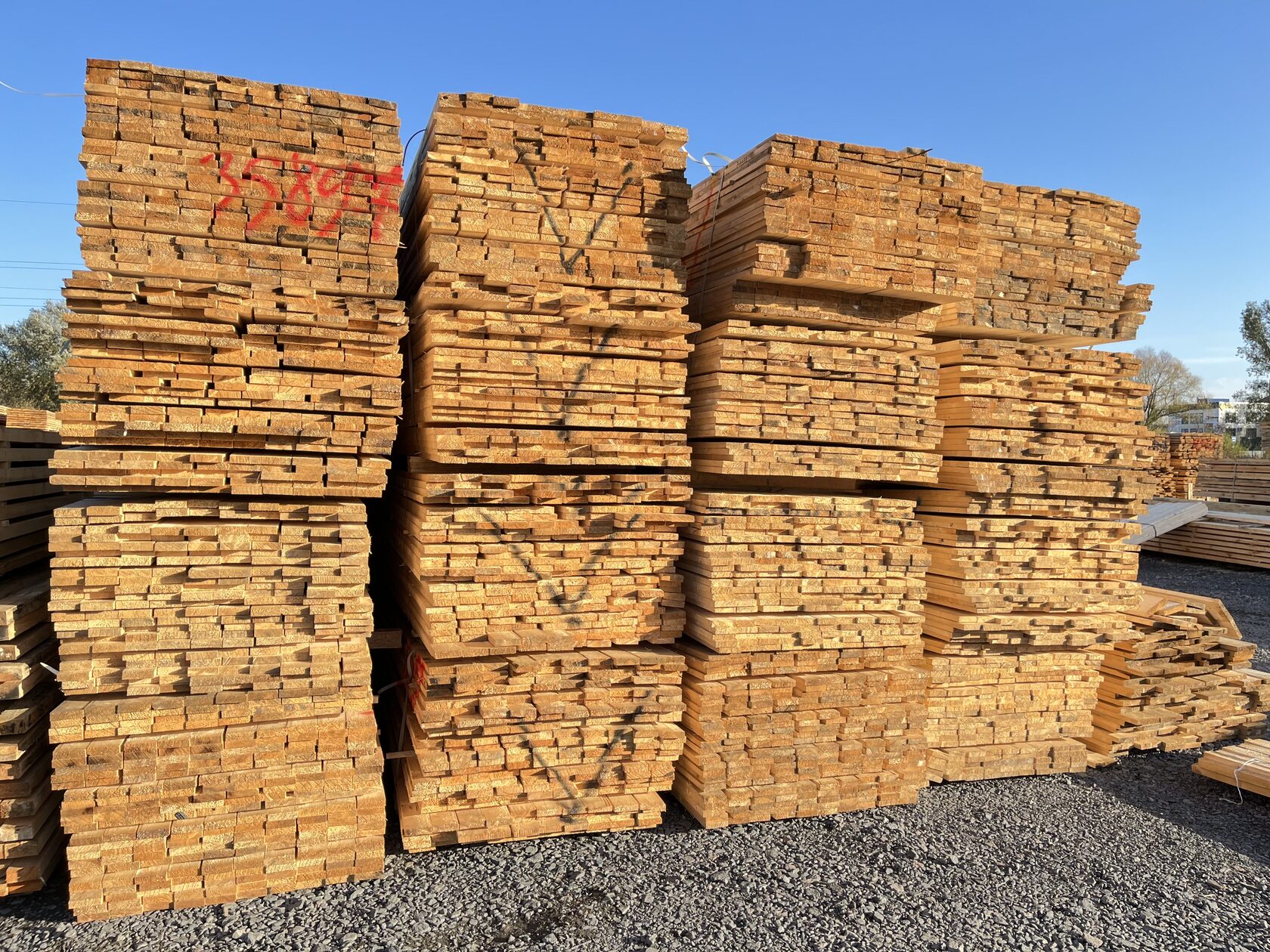 доска обрезная 25*150*6000. брус (пиломатериал). пиломатериалы в калининграде. пиломатериалы в калининграде. дерево строительный материал.