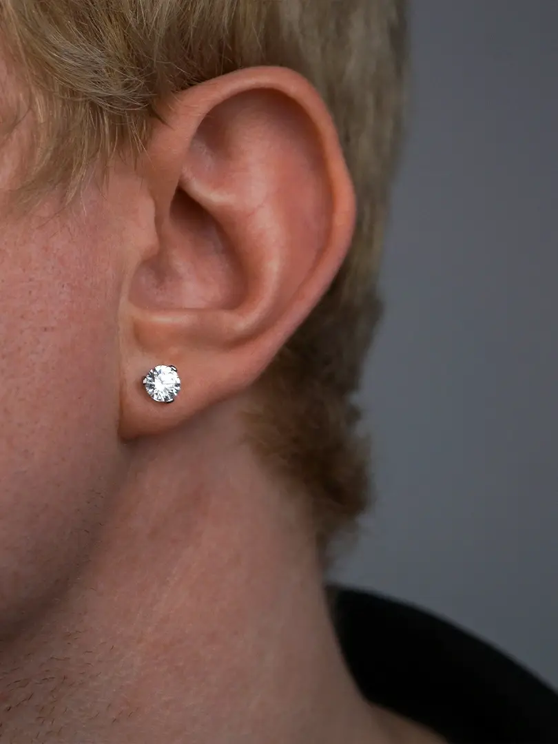 Заживший прокол мочки уха на ухе