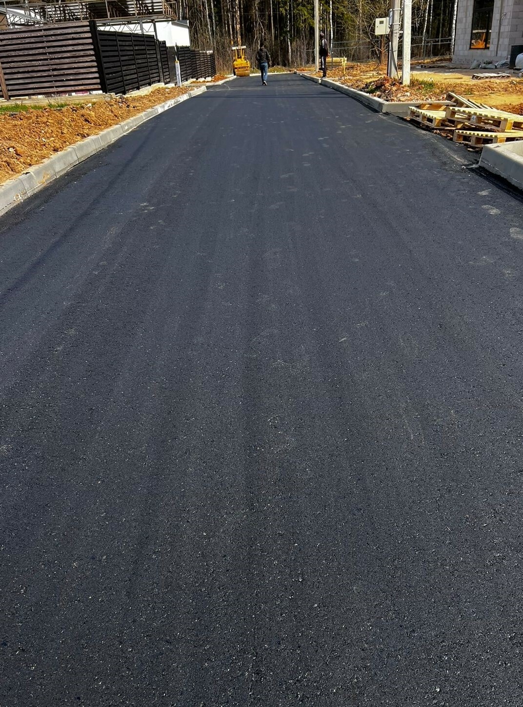 Московский асфальт. Укладка асфальта на тротуаре. Горячий асфальт. Асфальтирование и благоустройство. Новый асфальт.