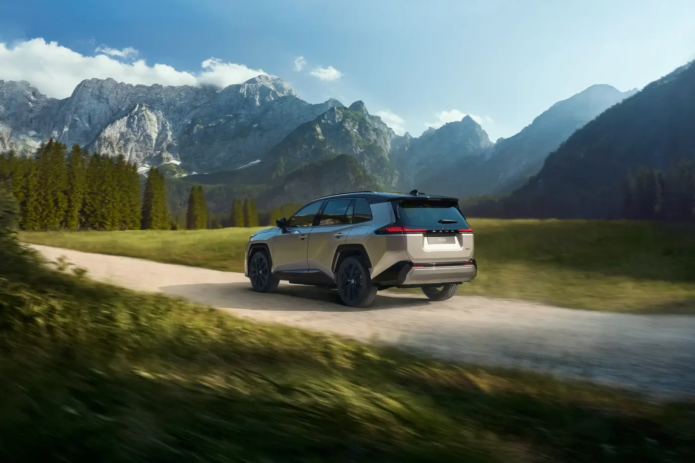 RAV4 Plug-in Hybrid на горной дороге