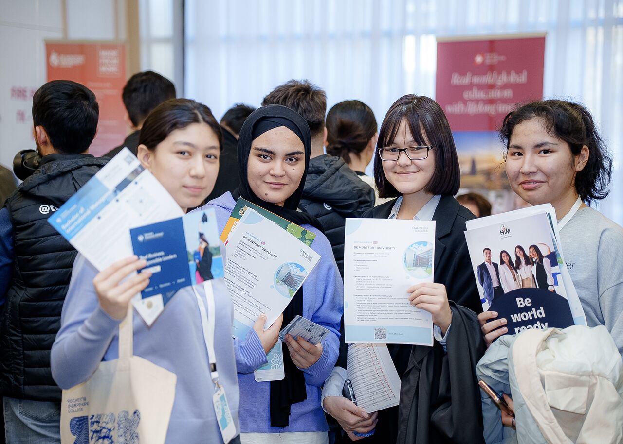 Students speaking with education representatives at Global Future Expo