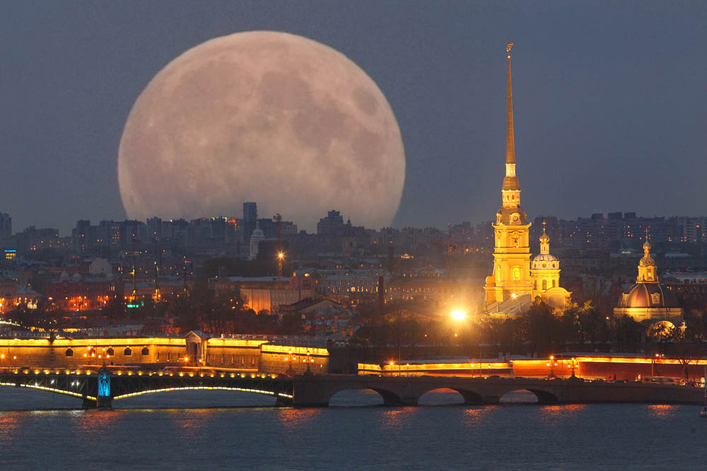 Луна в Санкт-Петербурге. Суперлуние в Санкт-Петербурге. Суперлуние в Питере. Суперлуние 2022 в Санкт-Петербурге.