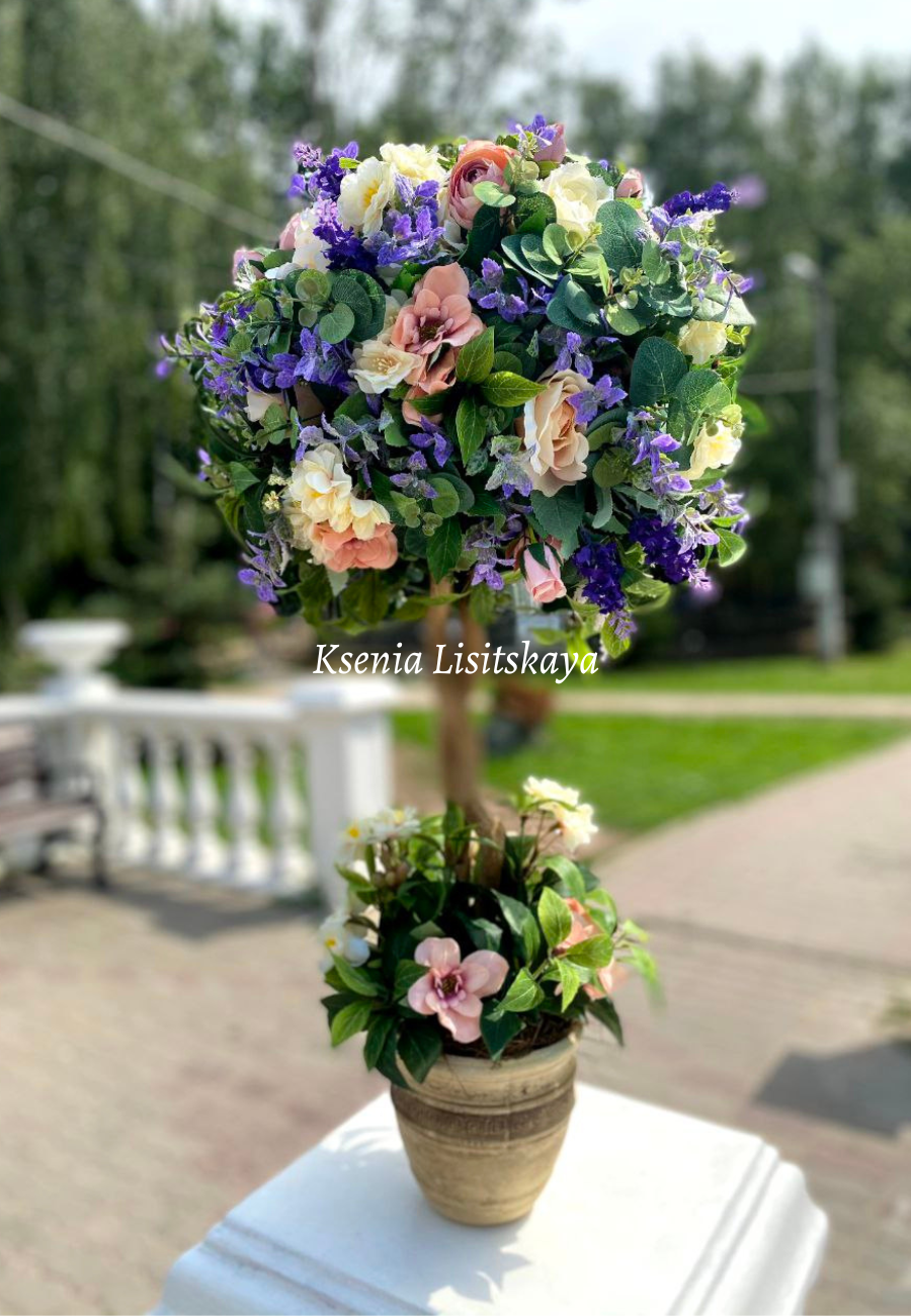 Композиции из искусственных цветов и дизайнерские деревья.