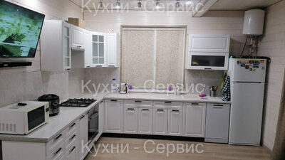 Белые фасады и светлая столешница