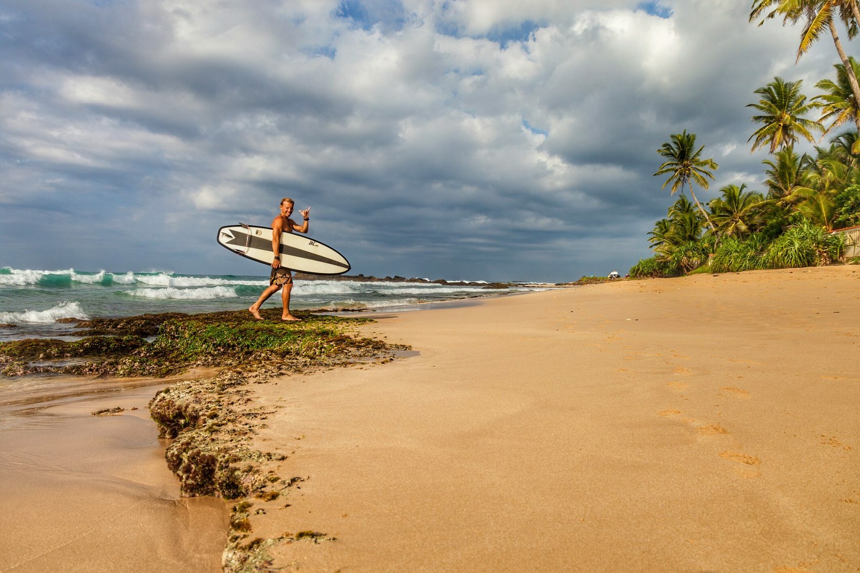 Surf шри ланка. Серф Хиккадува Шри Ланка. Велигама Шри Ланка. Велигама Шри Ланка серфинг. Пляж Хиккадува Шри Ланка.