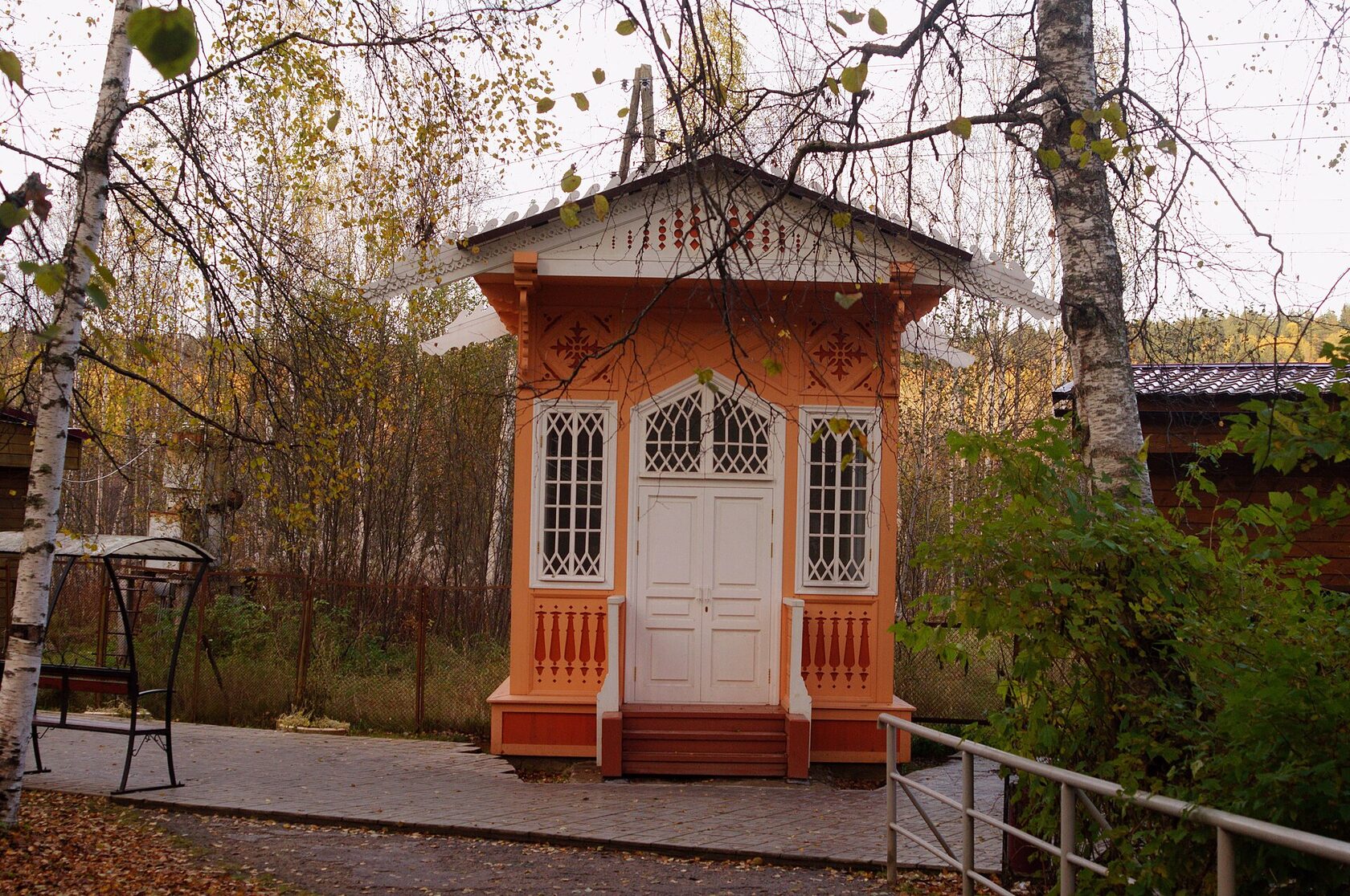 Закрытый павильон над источником минеральных вод, курорт Марциальные Воды, Карелия