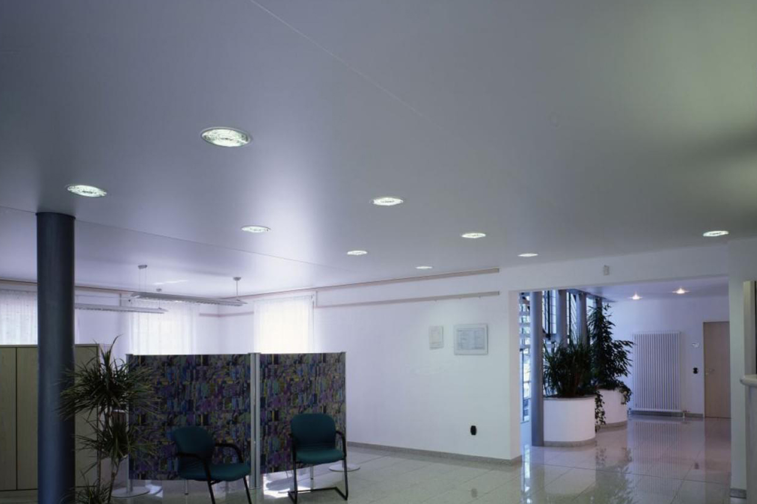 красивые потолки. подвесной потолок с подсветкой. натяжной помещение потолок. современное освещение в комнате. потолок с подсветкой.