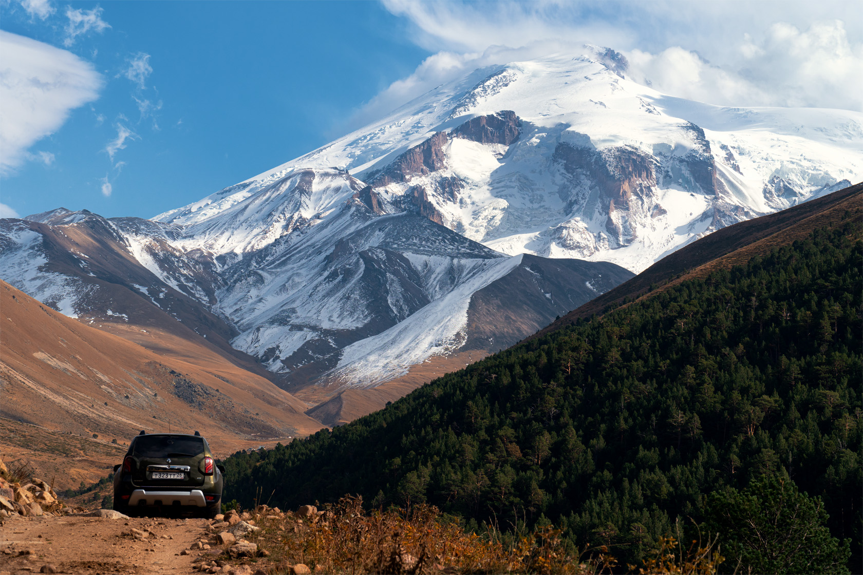 Западная вершина горы Эльбрус. Западный склон горы Эльбрус. Скала Утюг. Ледник Битюктюбе. Renault Duster в горах. Фотограф Севальнев Ян.