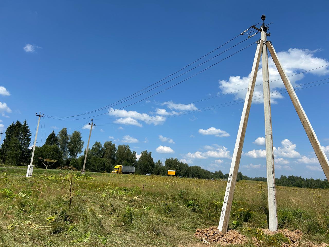 ЛЭП на фоне трассы в поле