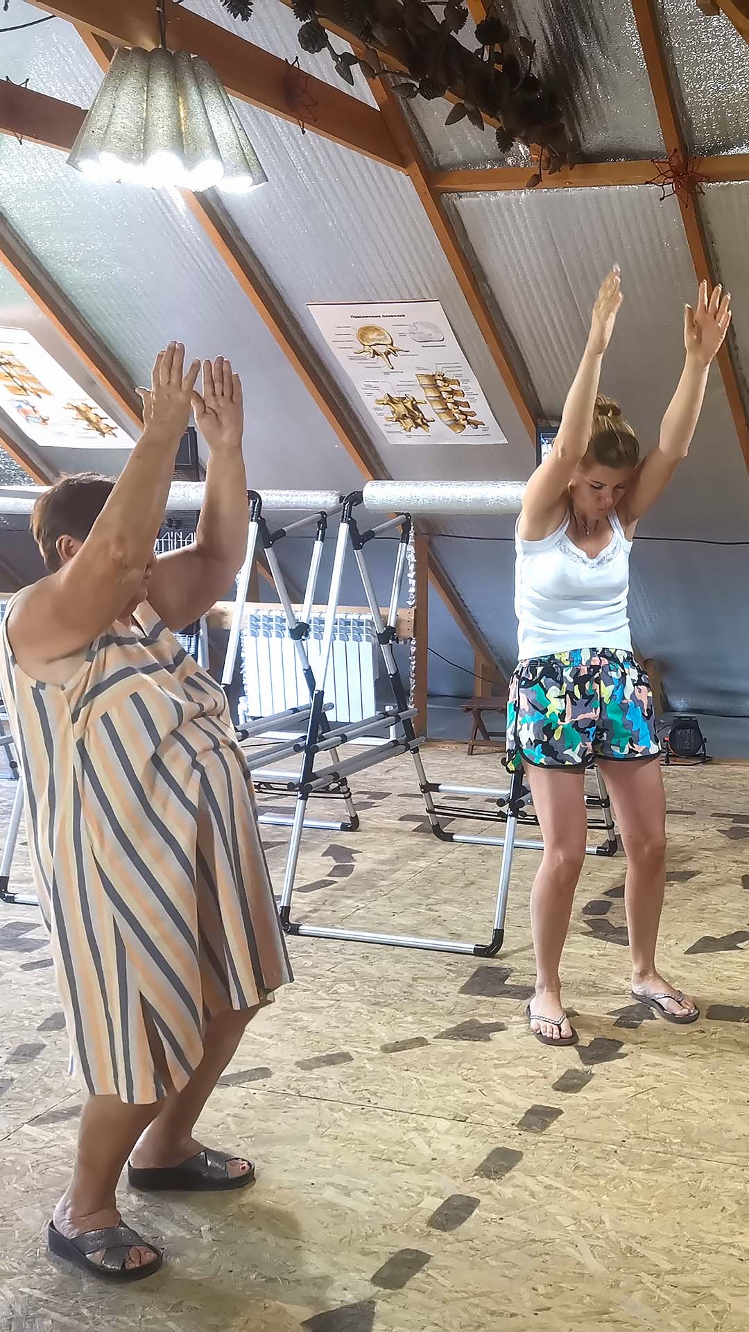 Фото упражнений на дне открытых дверей в Зале Оздоровительных Практик у мастера РАмана. Момент занятий.