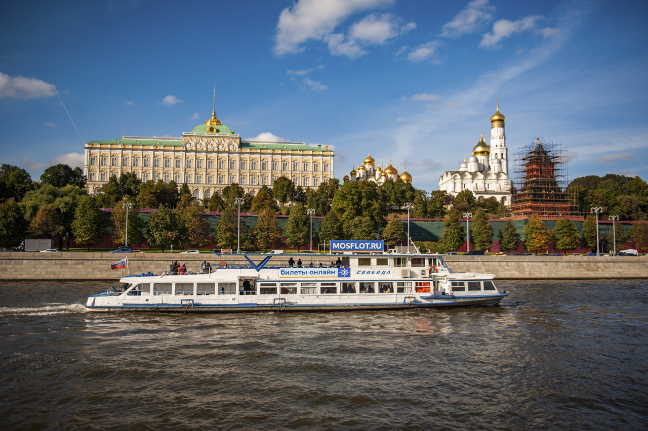 Вечерний теплоход по москве. Экскурсии по Москве-реке на теплоходе. Теплоход Свобода Москва. Светоч теплоход Москва. Прогулка на теплоходе по центру Москвы.