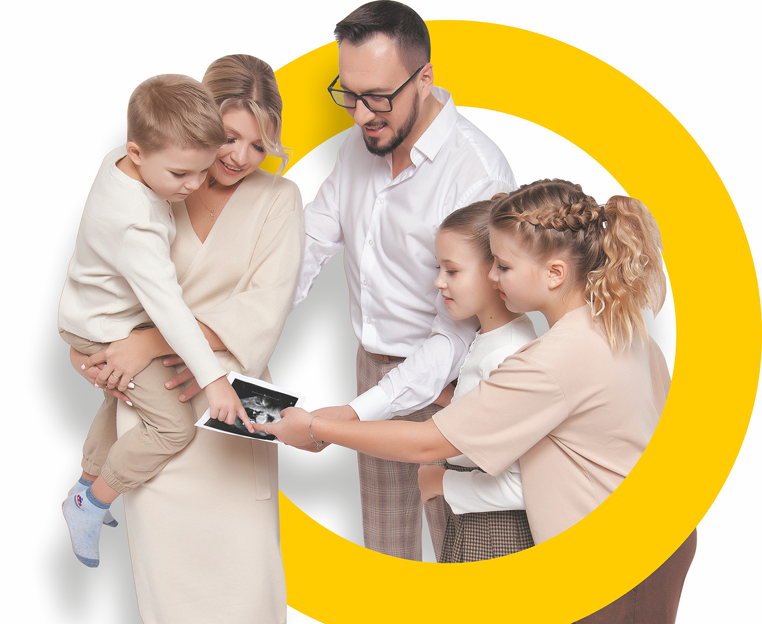 Семейный контент. Мужчина женщина ноутбук. Люди с гаджетами. Газпромбанк ипотека. Семейный контент.