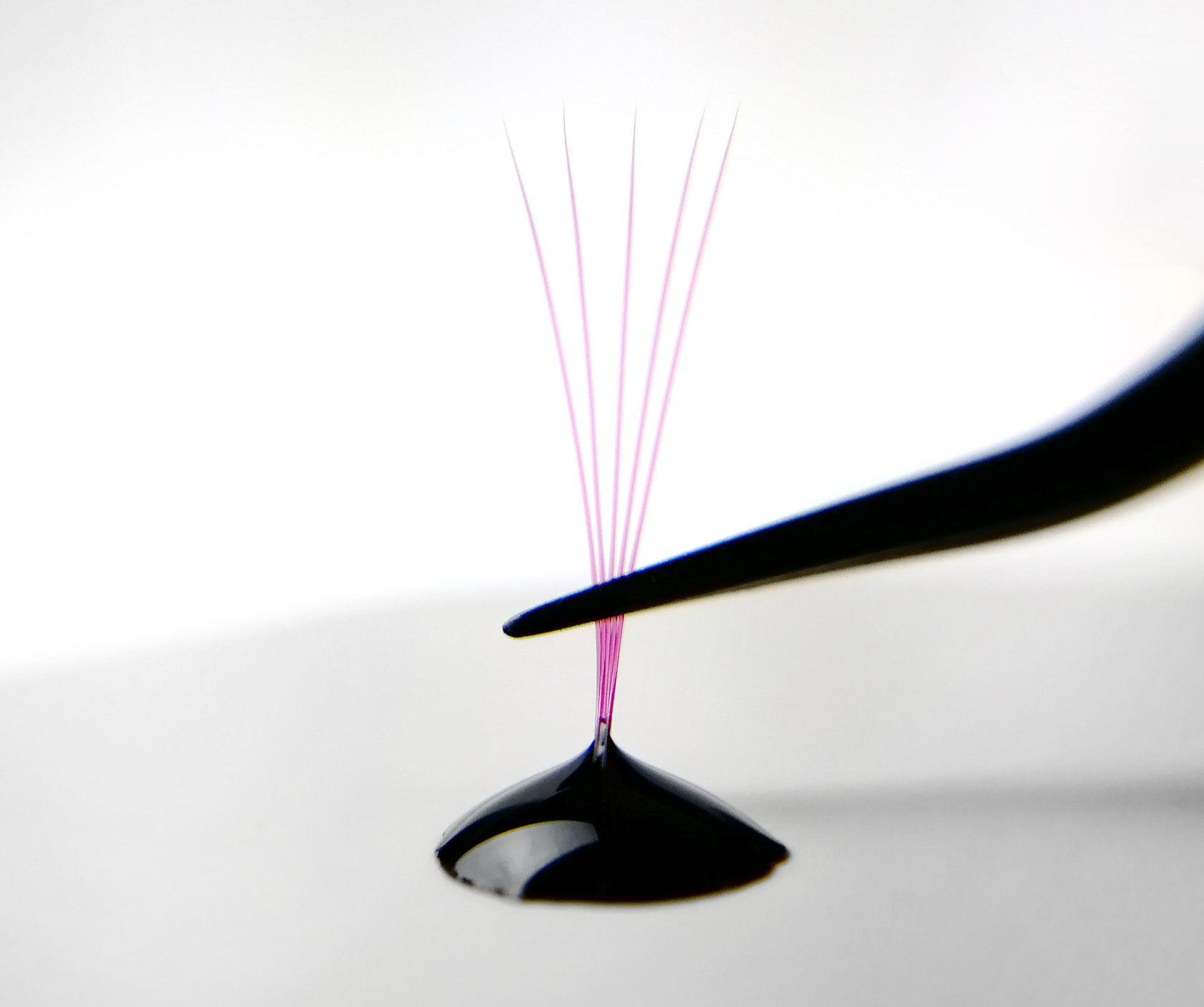 Правильное погружение ресницы в клей