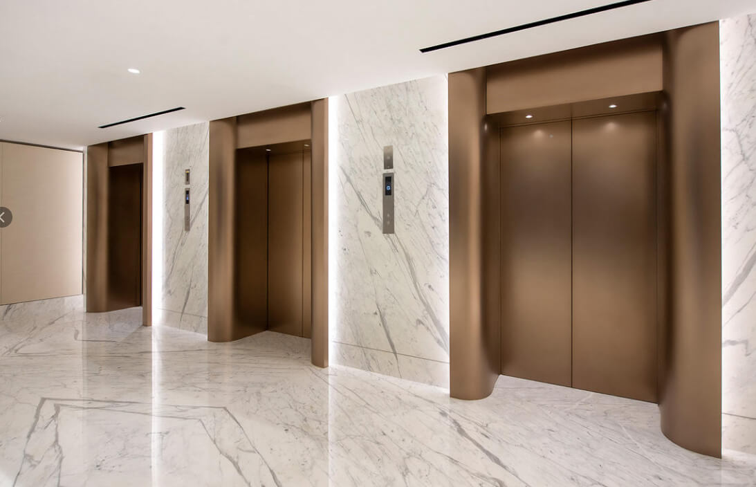 холл сделанный под мрамор в жк