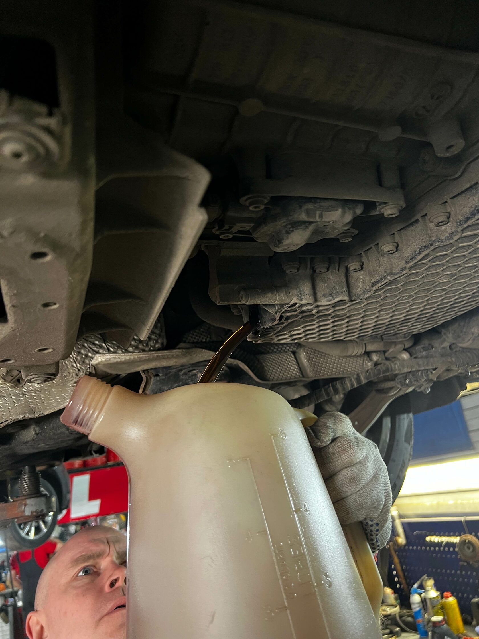 Откручиваем сливную пробку и сливаем масло ( не забываем сделать принудительную разгерметизацию гидроаккумулятора)