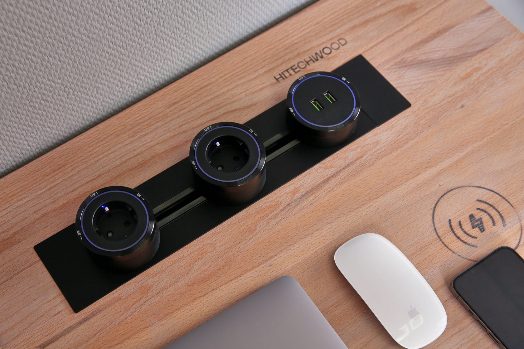 Натуральная столешница HITECHWOOD с трековыми розетками и беспроводной зарядкой