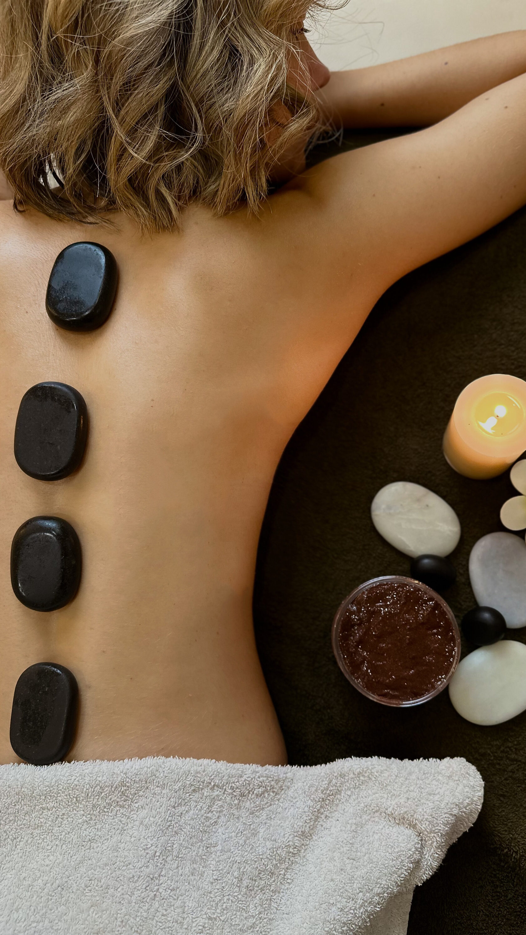 SPA-процедура с горячими камнями