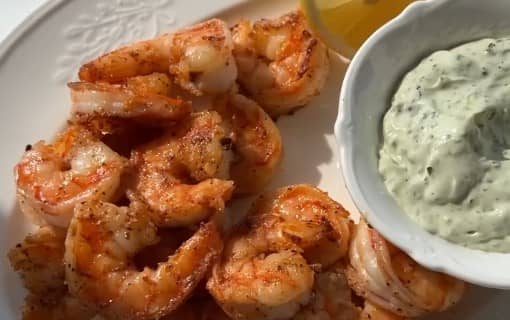 Приготовление жареных креветок на сковороде в сливочном масле с чесноком: шаг 4