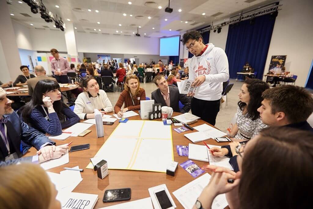 Молодые специалисты устанавливают деловые контакты на форуме День будущего ПМЭФ 2026.
