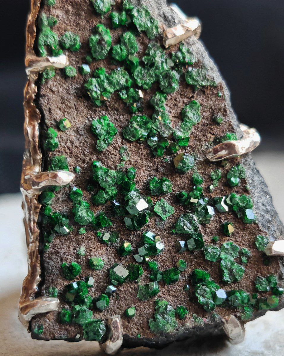 уваровит камень свойства, уваровит камень значение, зеленый уваровит фото, украшения с уваровитом, уваровит из России, натуральные камни