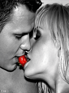 Мужчина лижет языком. Сладкий поцелуй. Вкусный поцелуй. Страстный поцелуй. Ласки с клубникой.