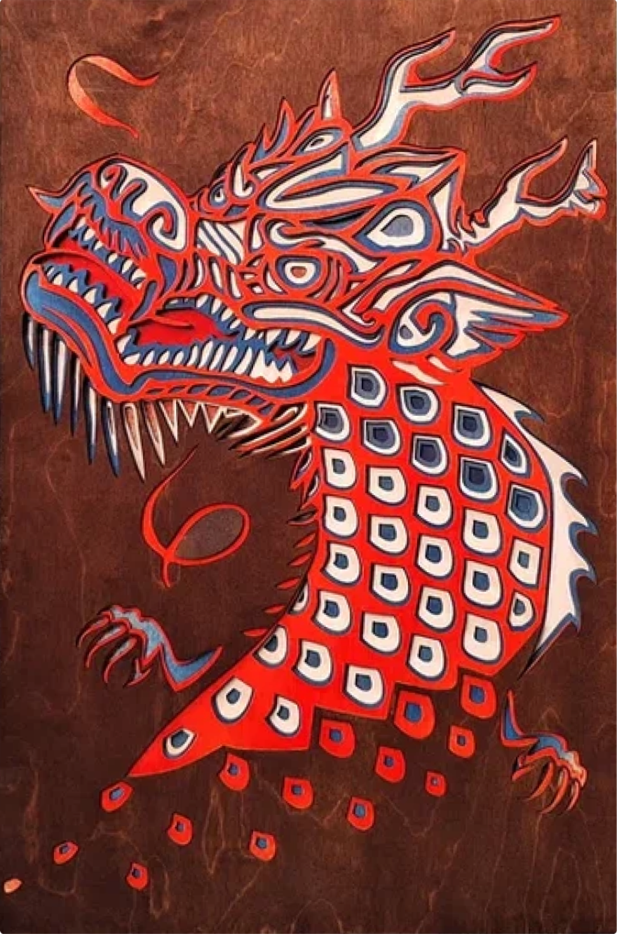 Панно из дерева в виде дракона в красном цвете