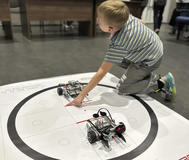 Ученик RoboCore с роботом EV3 для соревнований