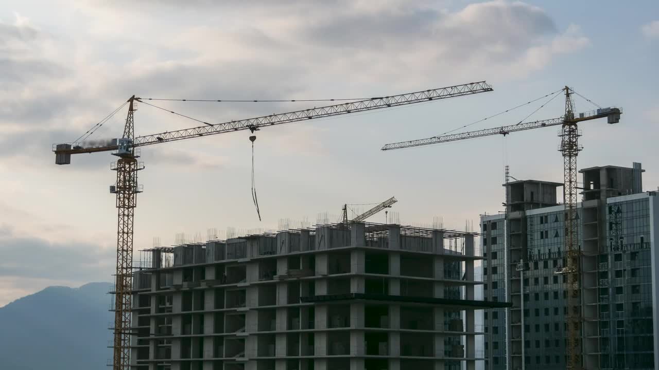 Башенные краны на строительной площадке
