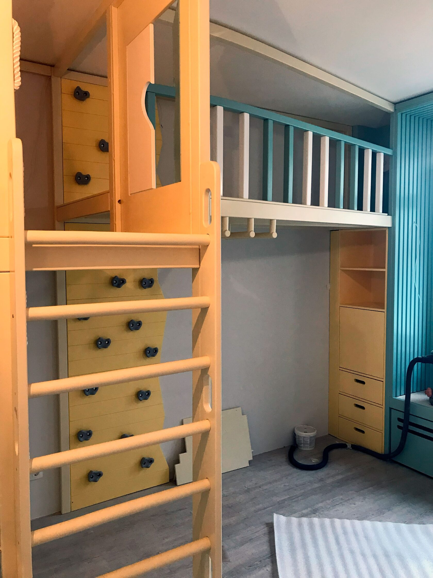 Детская игровая зона с домиком в помещении