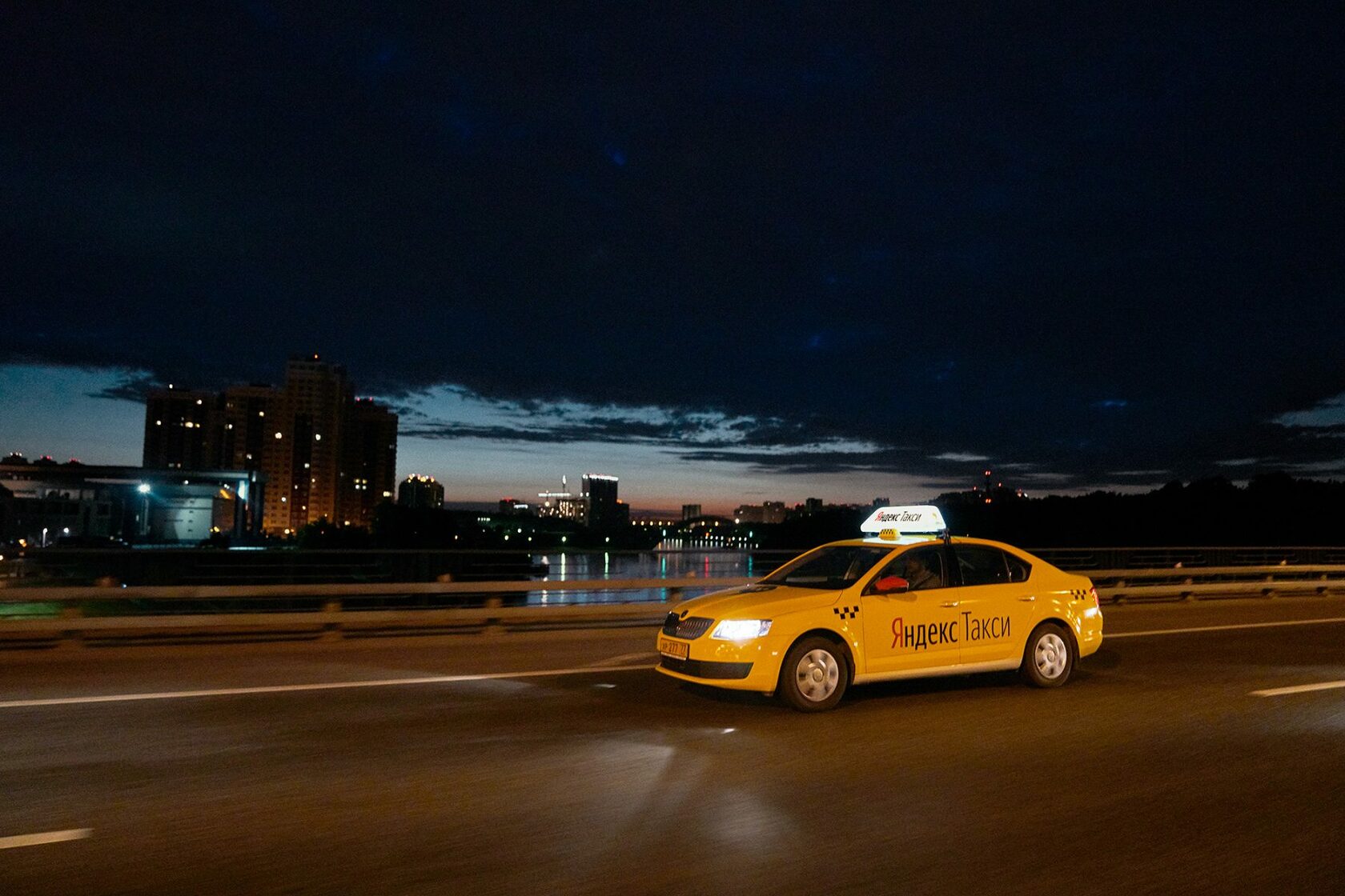 Такси ночью. Машина "такси". Такси фото.