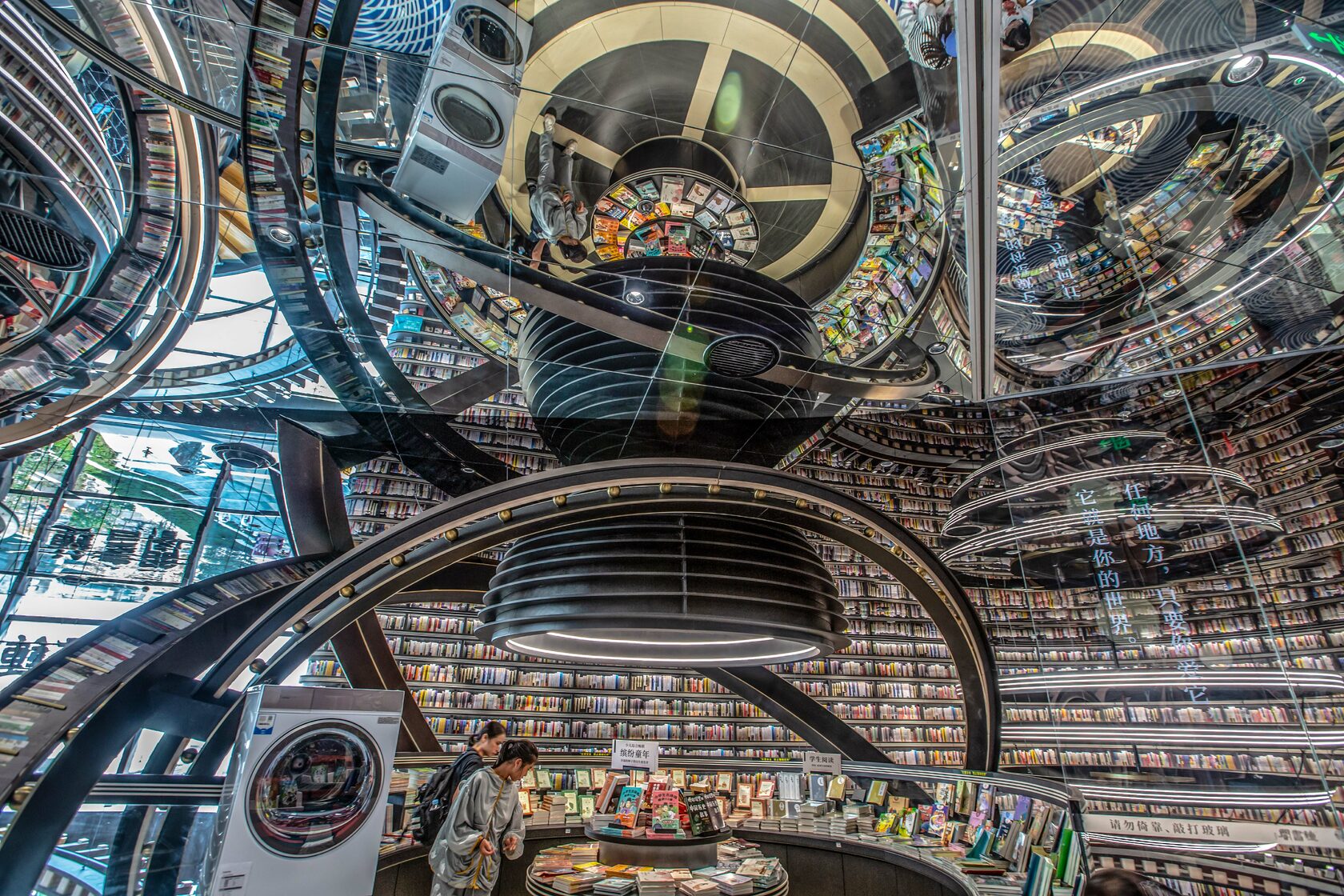 Структуры, имитирующие небесное устройство в книжном магазине в Цзянсу в Китае