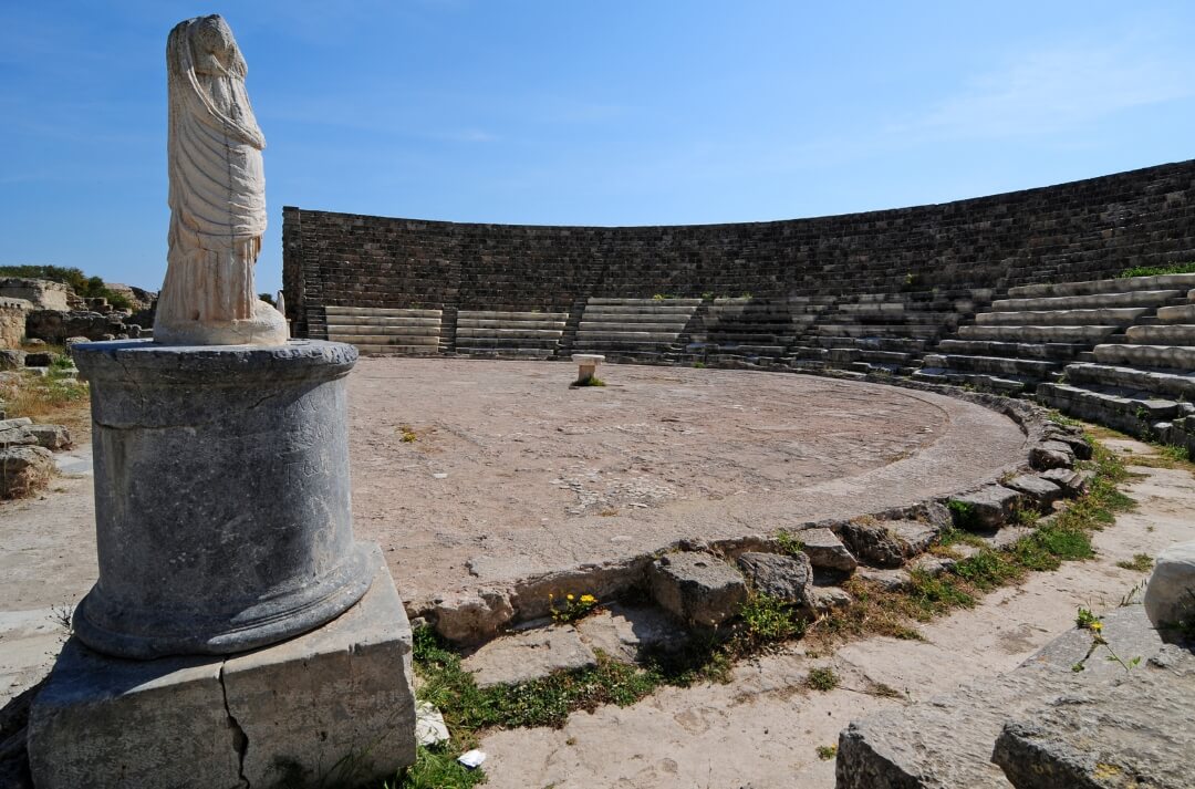 Амфитеатр в античном городе Саламис