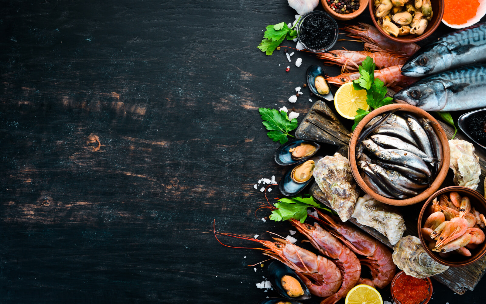 Рыба и морепродукты на деревянном фоне