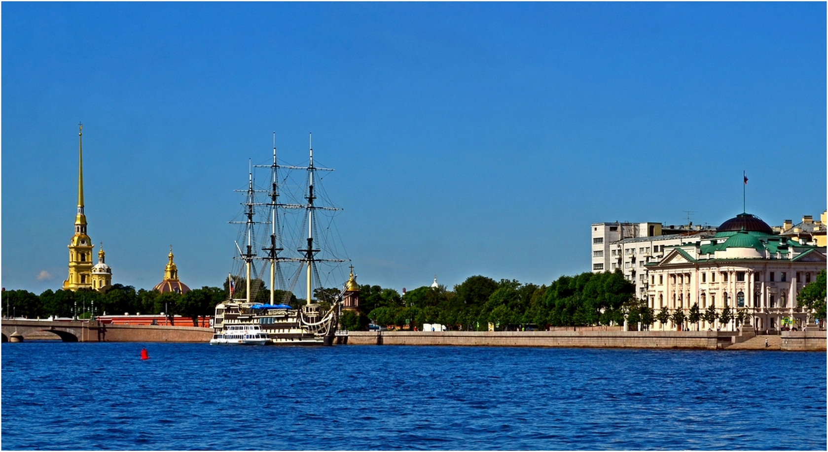 Адмиралтейская набережная Санкт-Петербург с Невы