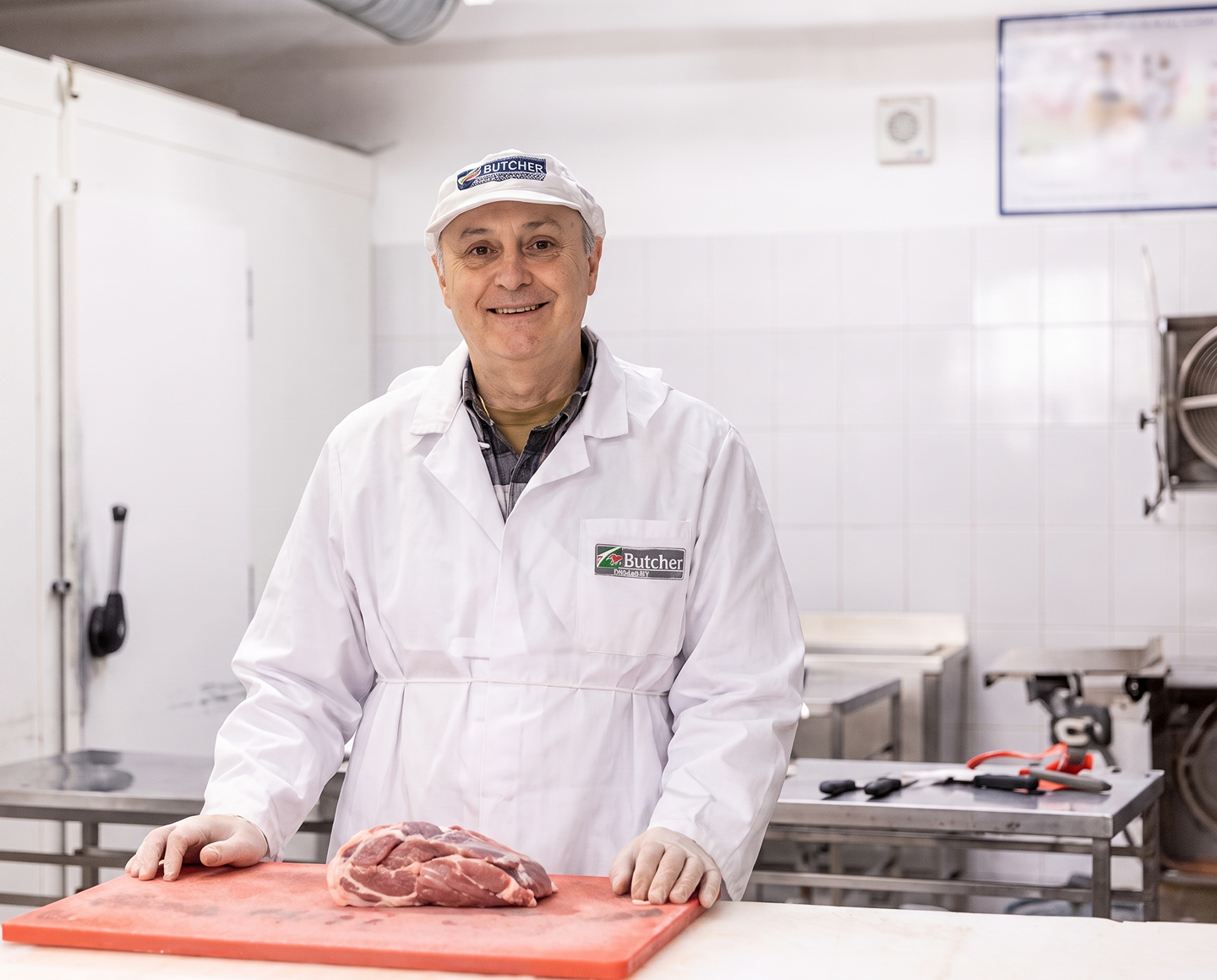 Повар готовит продукцию на производстве