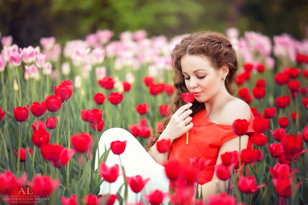 Идея для фотосессии женщине. Весенние фотосессии на природе. Девушка с тюльпанами. Фотосессия с цветами.