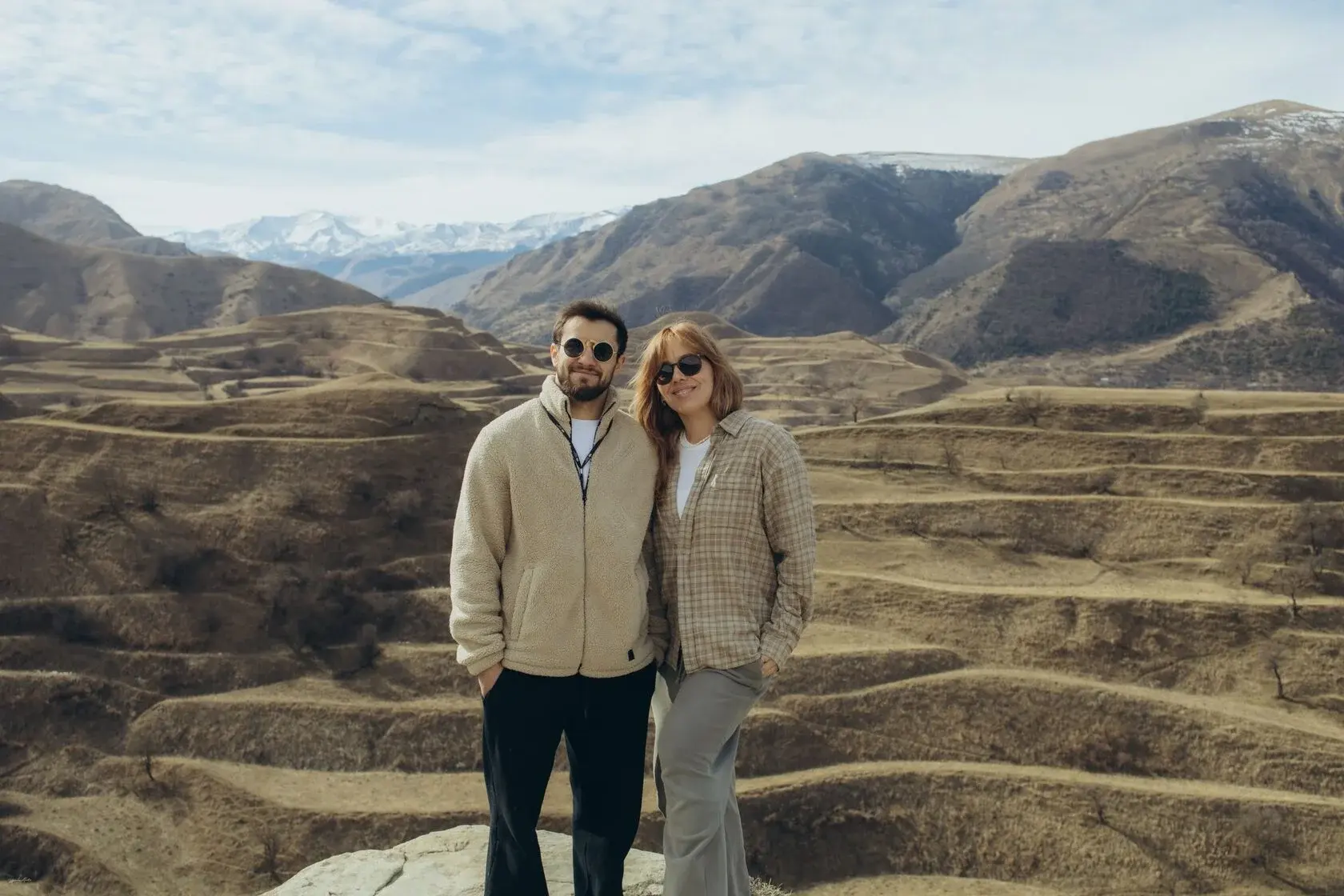 Пара в горах, романтическое путешествие в подарок