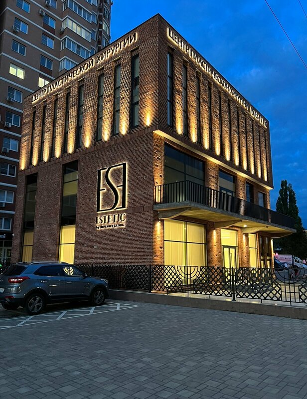 Estetic Clinic вечером, вид с улицы