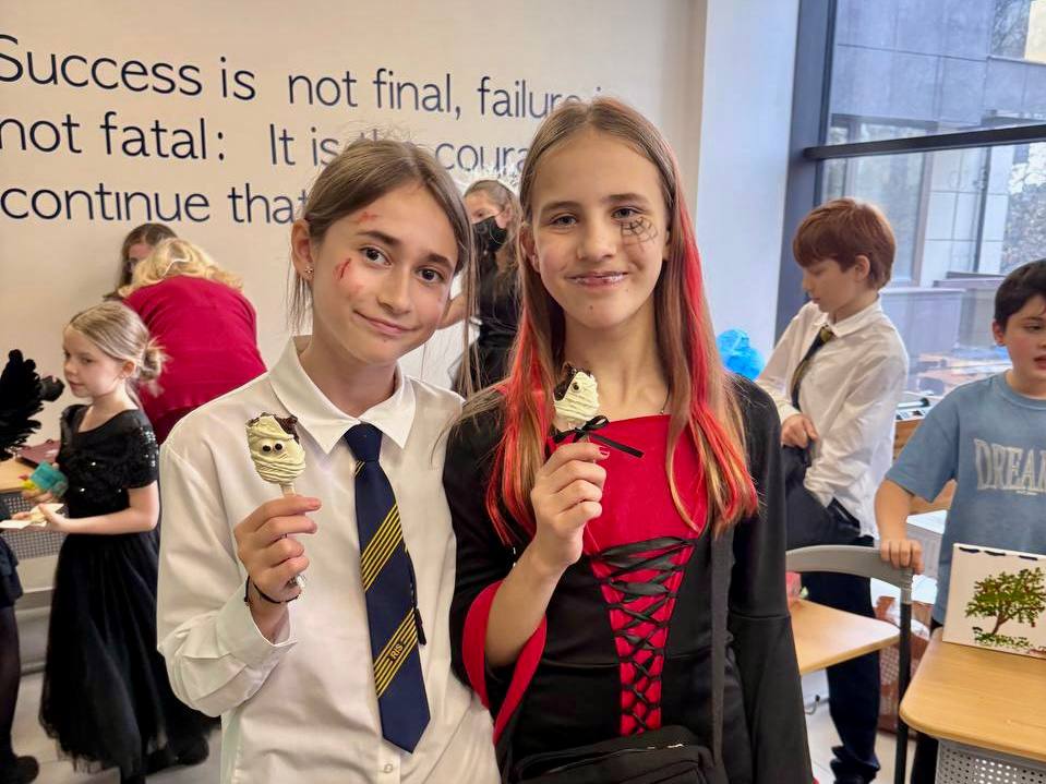 Ученики RIS в костюмах на благотворительной ярмарке