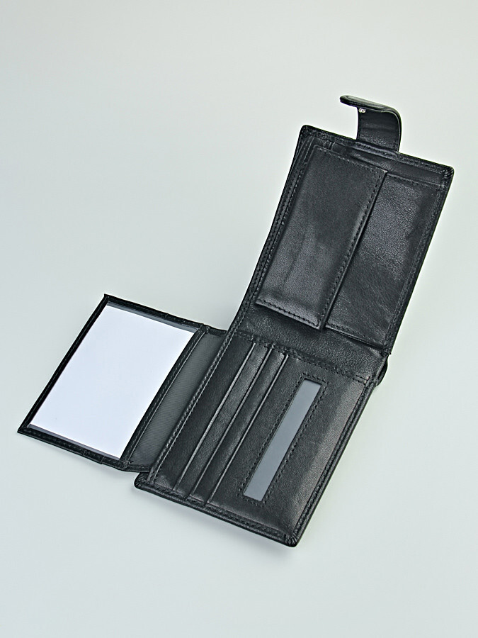 Портмоне мужское. Изделие выполнено из натуральной кожи, закрывается на кнопку.