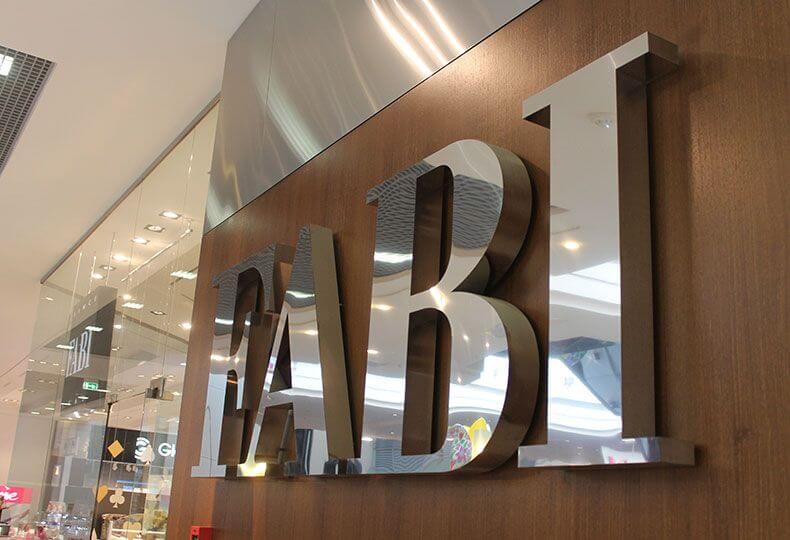 Вывеска серебряная для магазина по продаже одежды