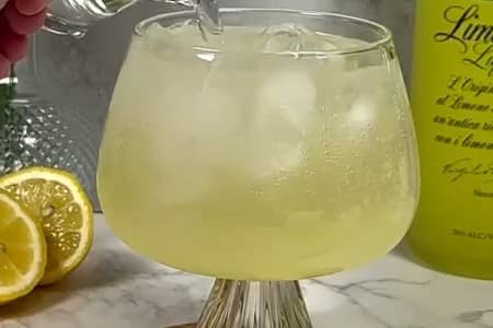 Приготовление коктейля «Лимончелло Спритц» в домашних условиях: шаг 3