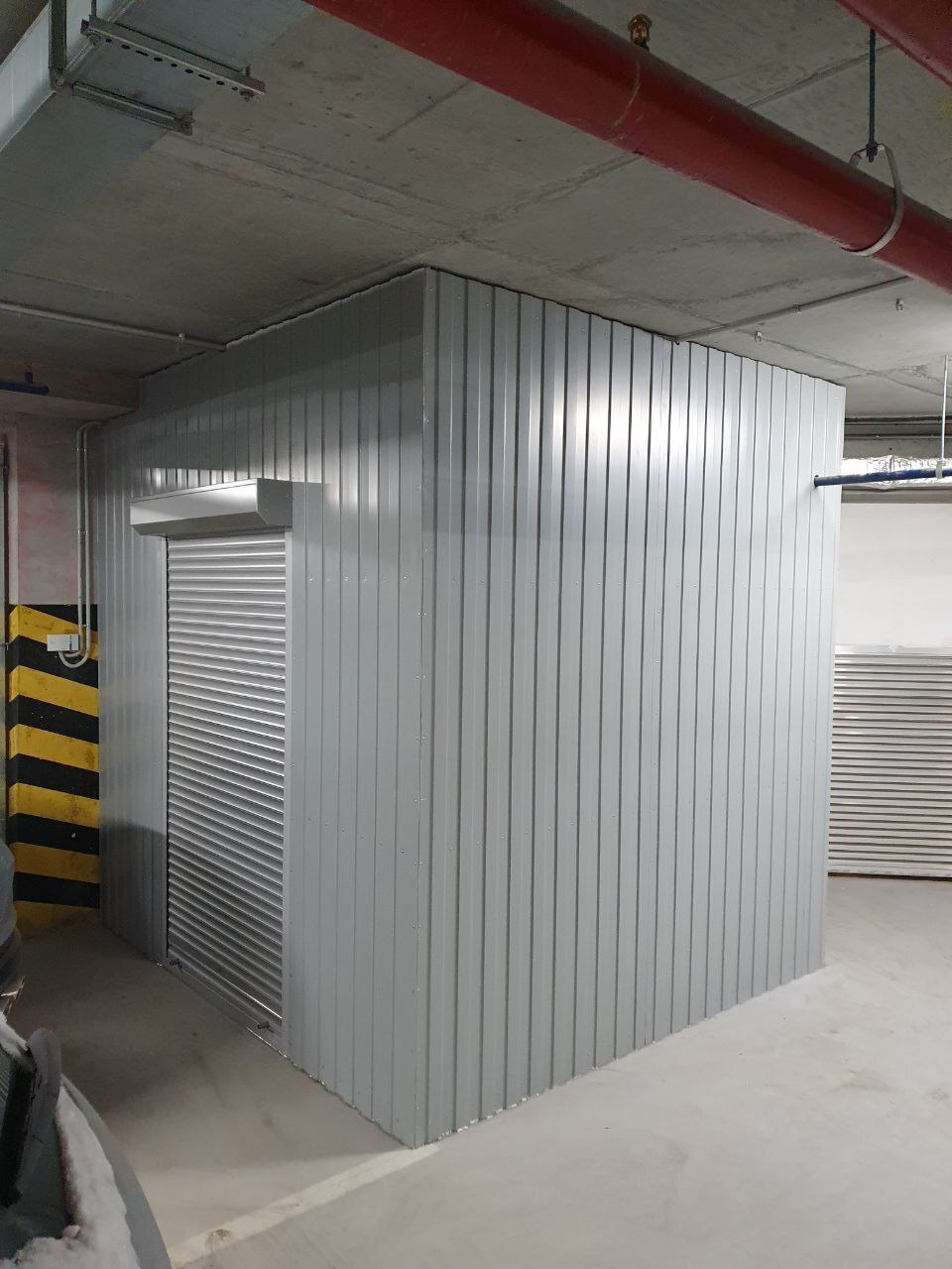 Роллетный шкаф-кладовая в паркинг (MaxParking) серебристого цвета из профлиста с металлическими полками для хранения шин, покрышек, сноубордов и лыж