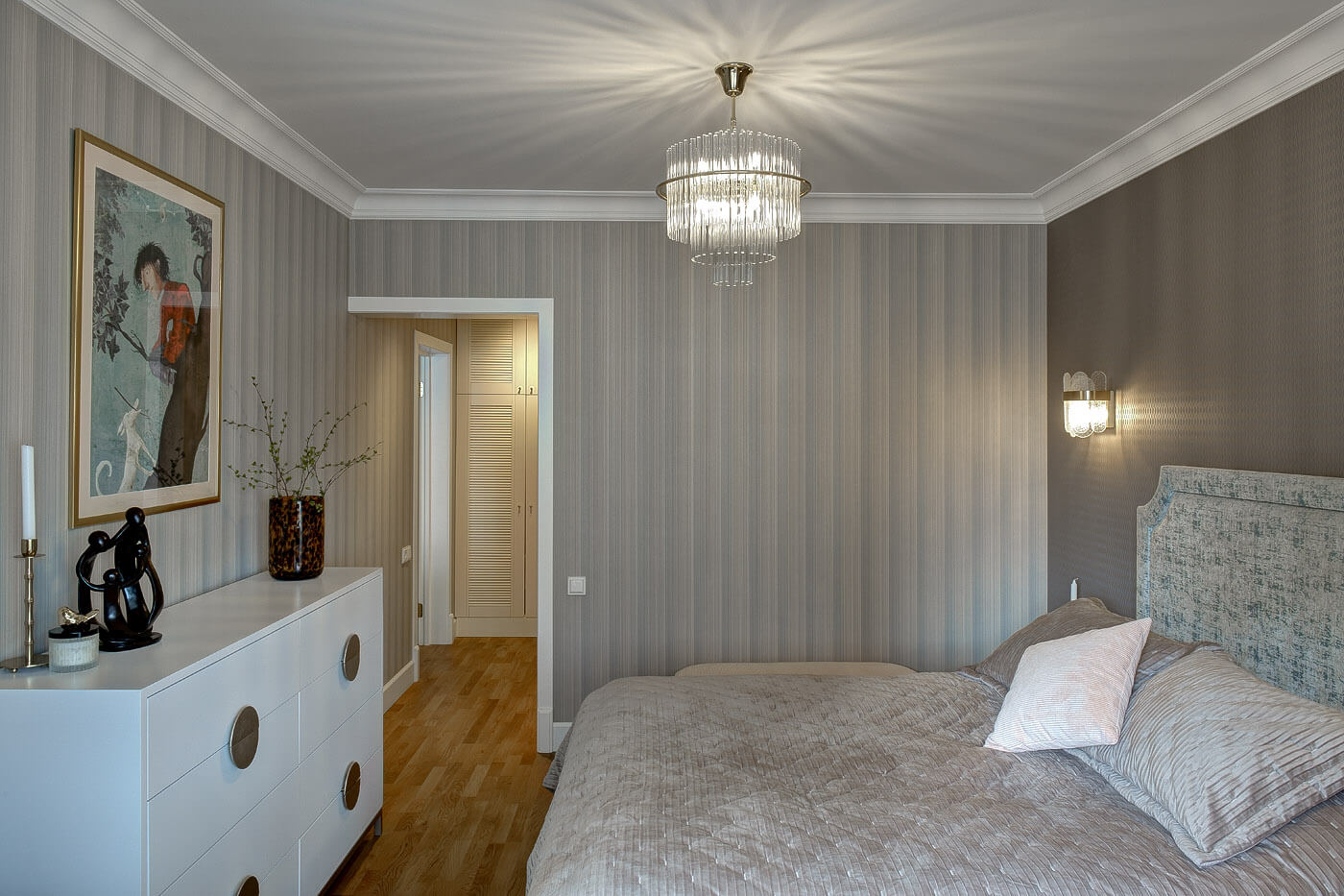 Новая Москва - Дизайн интерьера спальни, кровать, комод.