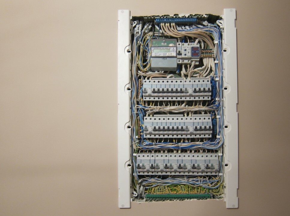 Вызвать Электрика на дом в Москве и области. Срочный вызов мастера на ...