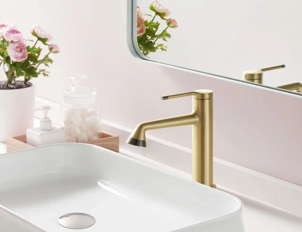 Дизайнерский золотой матовый смеситель для раковины