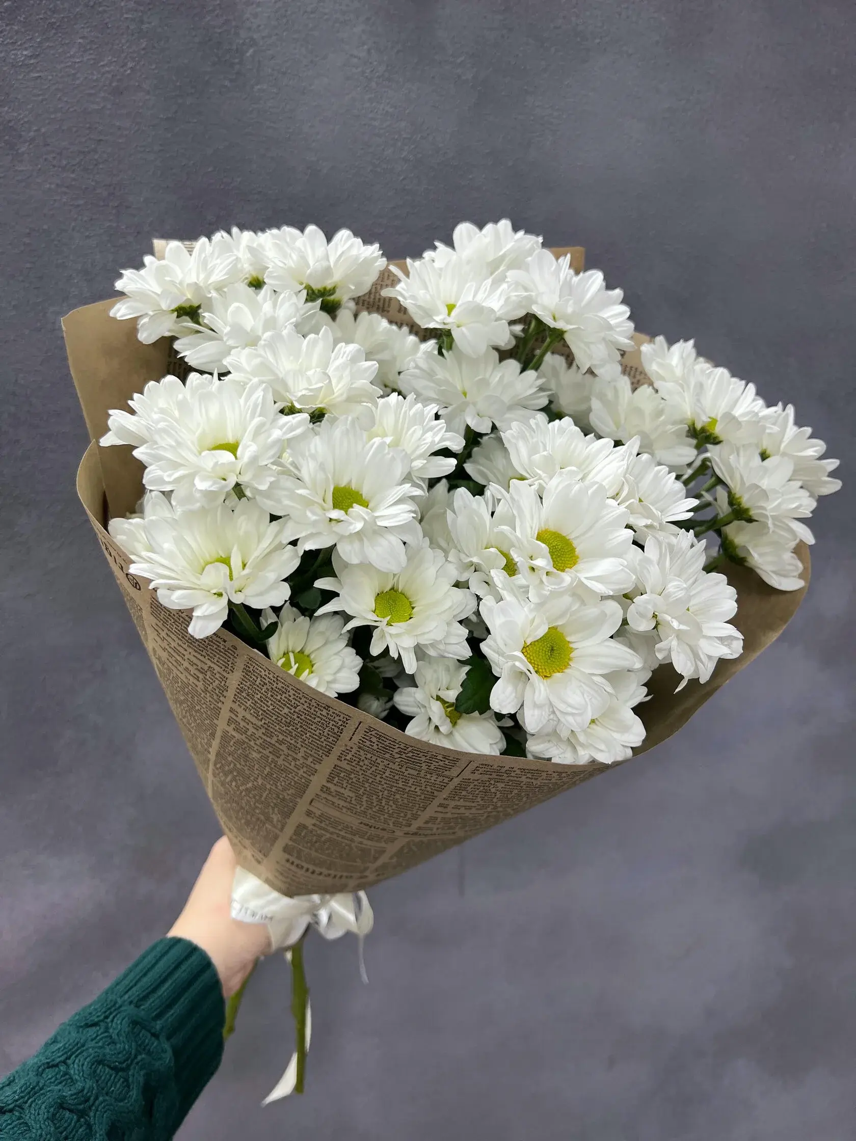 Букет из хризантем в крафт - бумаге Букетная 54